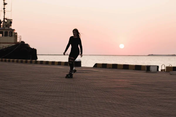 Mujer Patinando Junto Mar Chica Patinar Hace Trucos Mujer Caucásica —  Fotos de Stock