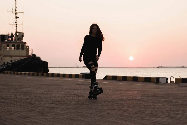 Mujer Patinando Junto Mar Chica Patinar Hace Trucos Mujer Caucásica —  Fotos de Stock