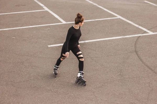 Mujer Patinando Junto Mar Chica Patinar Hace Trucos Mujer Caucásica — Foto de Stock