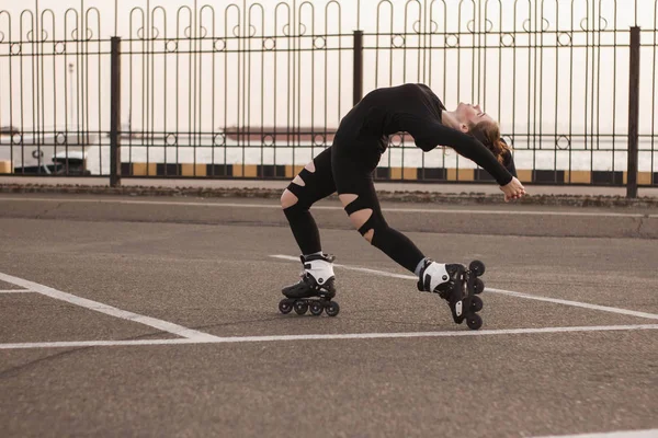 Mujer Patinando Junto Mar Chica Patinar Hace Trucos Mujer Caucásica — Foto de Stock