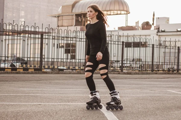 Woman Skating Sea Girl Goes Rollerblading Does Tricks Caucasian Woman — Stock Photo, Image
