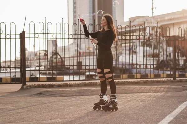 Žena Bruslení Blízkosti Moře Dívka Kolečkových Bruslích Jít Kavkazský Žena — Stock fotografie