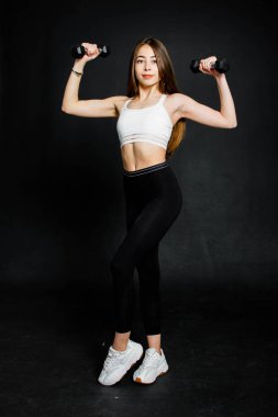 Güzel genç fitness kadın iş ağırlık terbiye. Siyah izole. Halter alıştırmalar