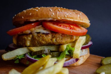 Siyah arka planda taze lezzetli bir burger.