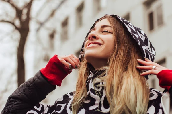 Portrét Mladé Krásné Ženy Pláštěncem Chůze Tance Dešti — Stock fotografie