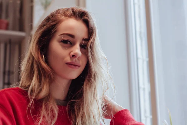 Hareket eden telefon, mesaj sosyal ağlarda, tek başına oturmak kullanarak kafede gülümseyen kadın