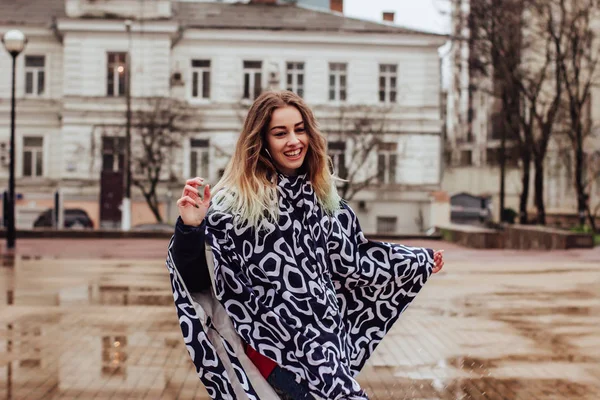 Mujer Con Estilo Impermeable Botas Goma Camina Través Los Charcos —  Fotos de Stock