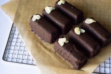 Çiğ vegan çikolatalar. Sağlıklı tatlılar, yakın