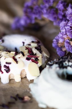 Çiğ vegan tatlılar. Çörekler yakın