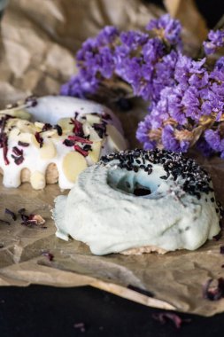 Çiğ vegan tatlılar. Çörekler yakın