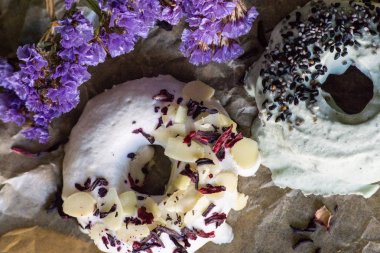 Çiğ vegan tatlılar. Çörekler yakın