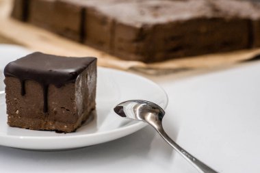 Tabakta çiğ vegan brownie. Yakın çekim