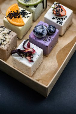 Taze çilek ile kutusunda Çiğ vegan tatlılar