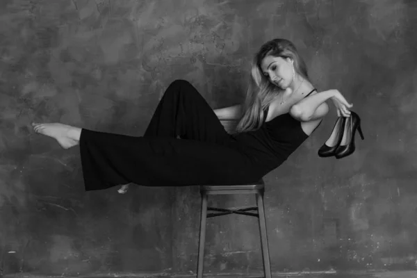 Красивая Стройная Молодая Женщина Позирует Обуви Лофт Студии Эмоции Черное — стоковое фото