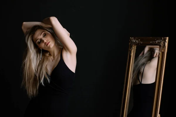 Beautiful Slim Young Woman Posing Black Background Mirror — Stock Photo, Image