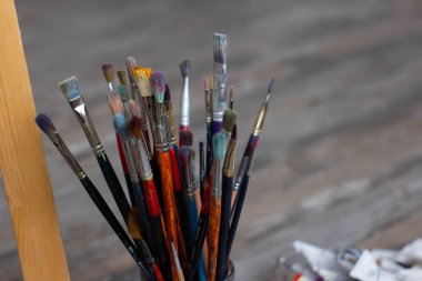sanat stüdyosunda boyama fırçaları kadar yakın