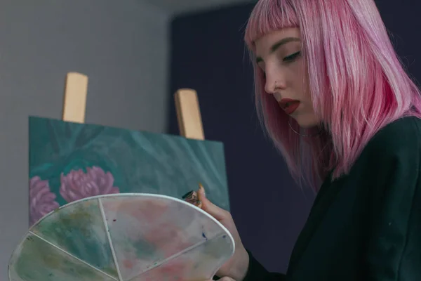 Wspaniała Artystka Różowymi Włosami Pracuje Nad Projektami Sztuki Paletą Rękach — Zdjęcie stockowe
