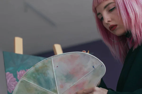Великолепная Художница Розовыми Волосами Работает Над Художественными Проектами Палитрой Руках — стоковое фото