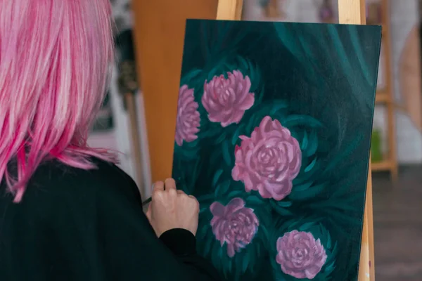 Wspaniała Artystka Różowymi Włosami Pracuje Nad Projektami Sztuki Paletą Rękach — Zdjęcie stockowe