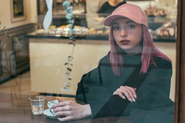 Zbliżenie Portret Młodej Kobiety Różowe Włosy Kawiarni Trzymając Filiżankę Kawy — Zdjęcie stockowe