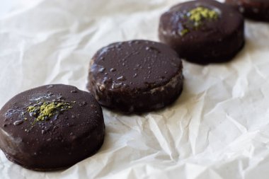 Tabakta çiğ vegan kurabiye. Yakın çekim