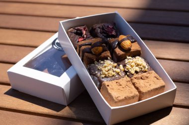 Kutuda çiğ vegan çikolata şekerleri