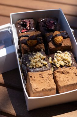 Kutuda çiğ vegan çikolata şekerleri