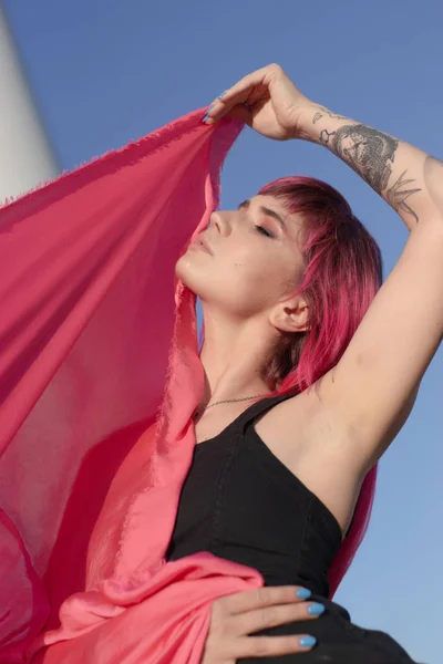 Różowowłosy Młoda Kobieta Kawałkami Różowego Tańca Tkaniny Pobliżu Pola Generatorami — Zdjęcie stockowe