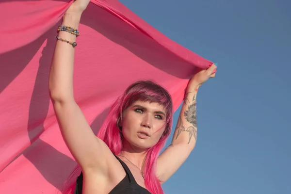 Różowowłosy Młoda Kobieta Kawałkami Różowego Tańca Tkaniny Pobliżu Pola Generatorami — Zdjęcie stockowe