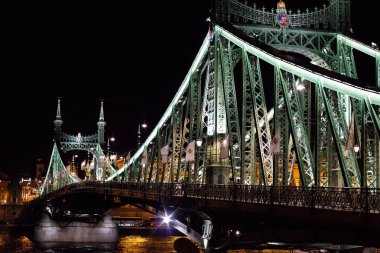 Gece Szechenyi Chain Bridge Buda ve Pest, Budapeşte, Macaristan'ın başkenti Batı ve Doğu kenarları arasında River Danube yayılan bir asma köprü görünümdür.