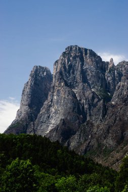Büyülü Dolomites dağları ile ünlü alp yeri, İtalya