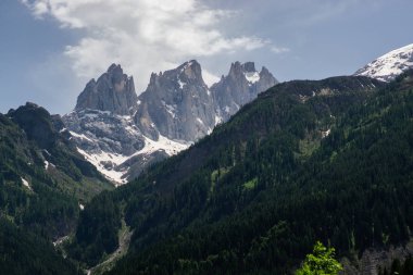 Büyülü Dolomites dağları ile ünlü alp yeri, İtalya