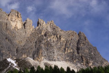 Büyülü Dolomites dağları ile ünlü alp yeri, İtalya