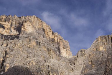 Büyülü Dolomites dağları ile ünlü alp yeri, İtalya