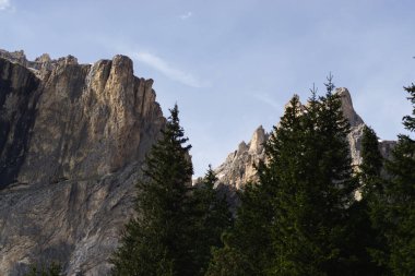 Büyülü Dolomites dağları ile ünlü alp yeri, İtalya