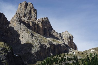 Büyülü Dolomites dağları ile ünlü alp yeri, İtalya