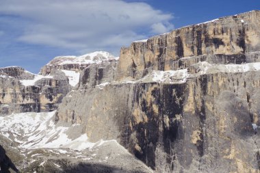 Büyülü Dolomites dağları ile ünlü alp yeri, İtalya