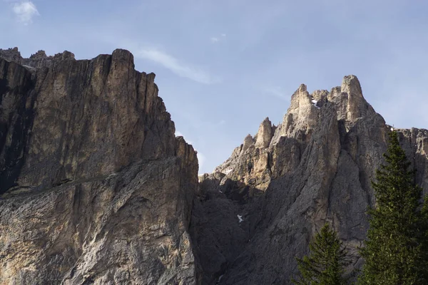 Büyülü Dolomites dağları ile ünlü alp yeri, İtalya