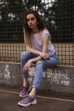 Sokak moda fotoğraf - şehirde yürüyen ve kamera poz genç güzel kadın portresi. Tonlu ve Filtreli Fotoğraf.