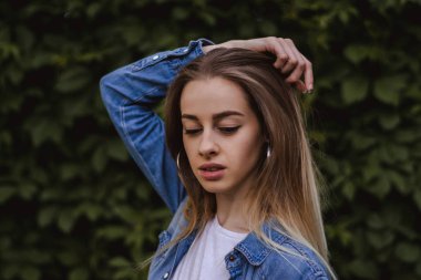 Sokak moda fotoğraf - şehirde yürüyen ve kamera poz genç güzel kadın portresi. Tonlu ve Filtreli Fotoğraf.