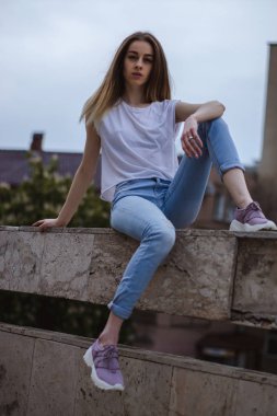 Sokak moda fotoğraf - şehirde yürüyen ve kamera poz genç güzel kadın portresi. Tonlu ve Filtreli Fotoğraf.
