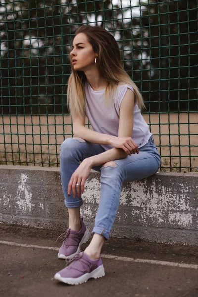 Foto Moda Rua Retrato Mulher Bonita Jovem Que Anda Cidade — Fotografia de Stock