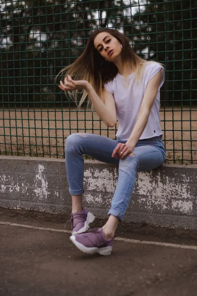 Foto Moda Rua Retrato Mulher Bonita Jovem Que Anda Cidade — Fotografia de Stock