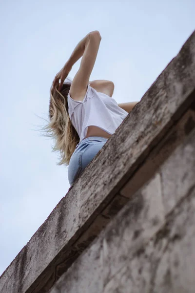 Foto Strada Ritratto Giovane Bella Donna Che Cammina Città Posa — Foto Stock