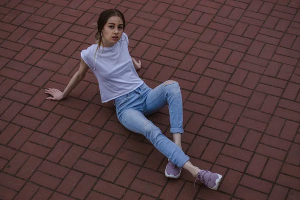 Foto Moda Callejera Retrato Una Joven Mujer Hermosa Caminando Por —  Fotos de Stock