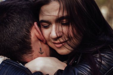 Aşık genç sevgi romantik çift kafa vurdu. Gözleri kapalı, birbirine yakın olan çekici esmer kız ve adam portresi kapatın. İlk öpücük, hassasiyet ve aşıklık kavramı