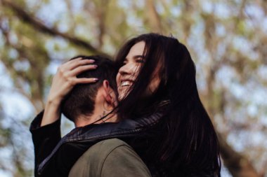 Aşık genç sevgi romantik çift kafa vurdu. Gözleri kapalı, birbirine yakın olan çekici esmer kız ve adam portresi kapatın. İlk öpücük, hassasiyet ve aşıklık kavramı
