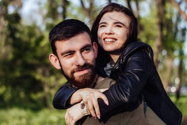 Aşık genç sevgi romantik çift kafa vurdu. Gözleri kapalı, birbirine yakın olan çekici esmer kız ve adam portresi kapatın. İlk öpücük, hassasiyet ve aşıklık kavramı