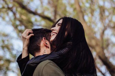 Aşık genç sevgi romantik çift kafa vurdu. Gözleri kapalı, birbirine yakın olan çekici esmer kız ve adam portresi kapatın. İlk öpücük, hassasiyet ve aşıklık kavramı