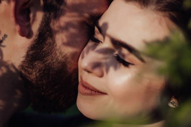 Aşık genç sevgi romantik çift kafa vurdu. Gözleri kapalı, birbirine yakın olan çekici esmer kız ve adam portresi kapatın. İlk öpücük, hassasiyet ve aşıklık kavramı